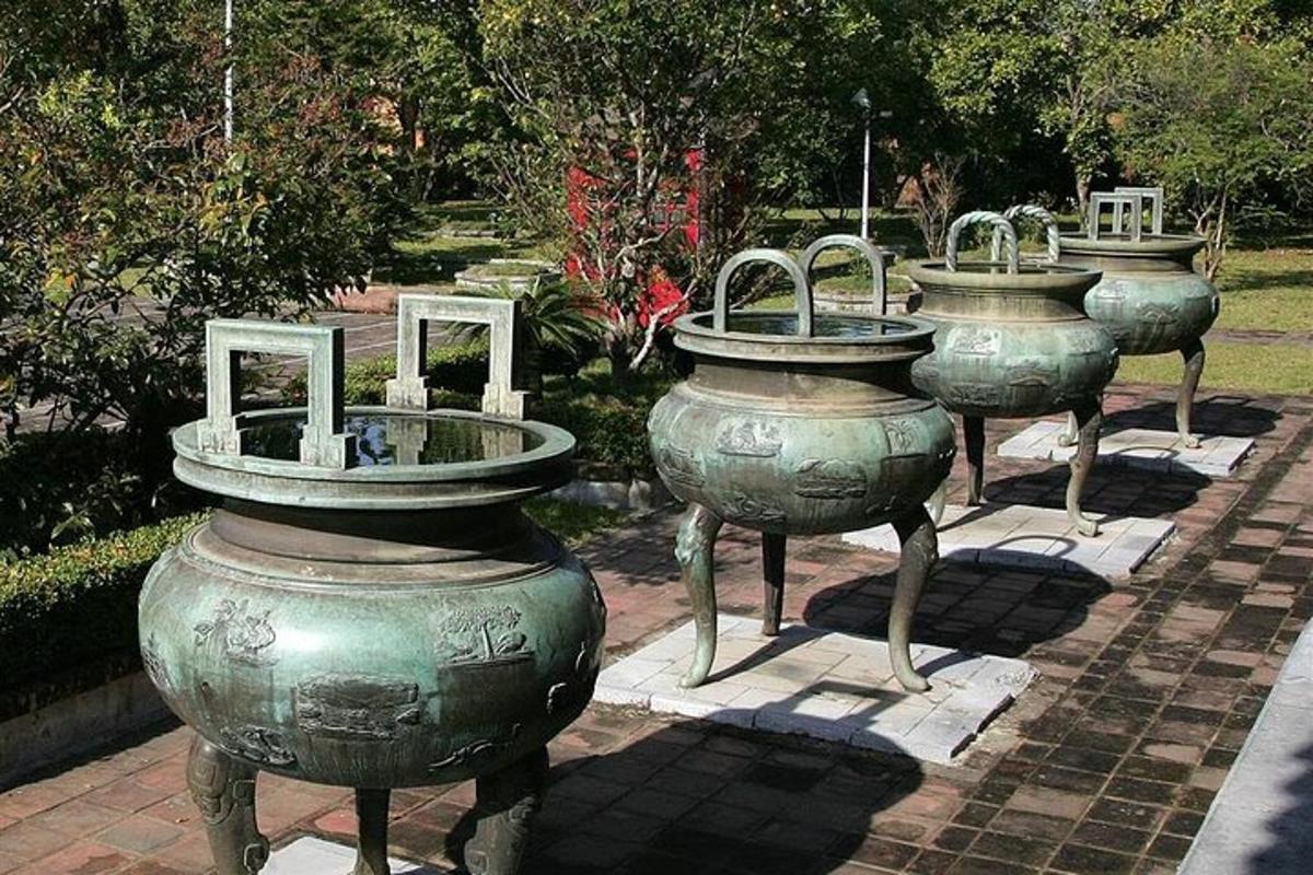 một nhóm bốn chiếc bình lớn đặt trên vỉa hè