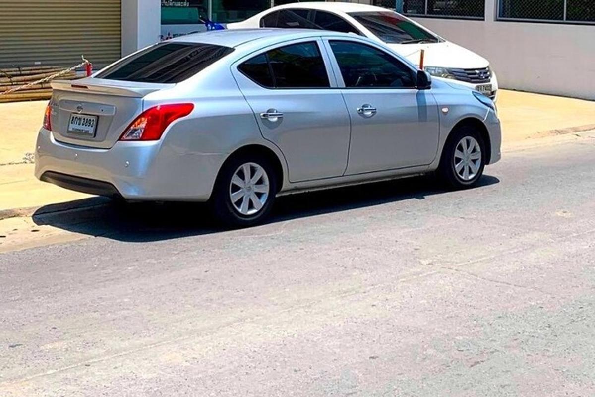 un'auto argentata parcheggiata sul ciglio di una strada