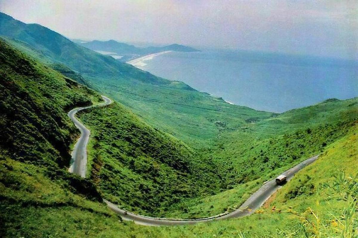 một con đường quanh co trên sườn núi