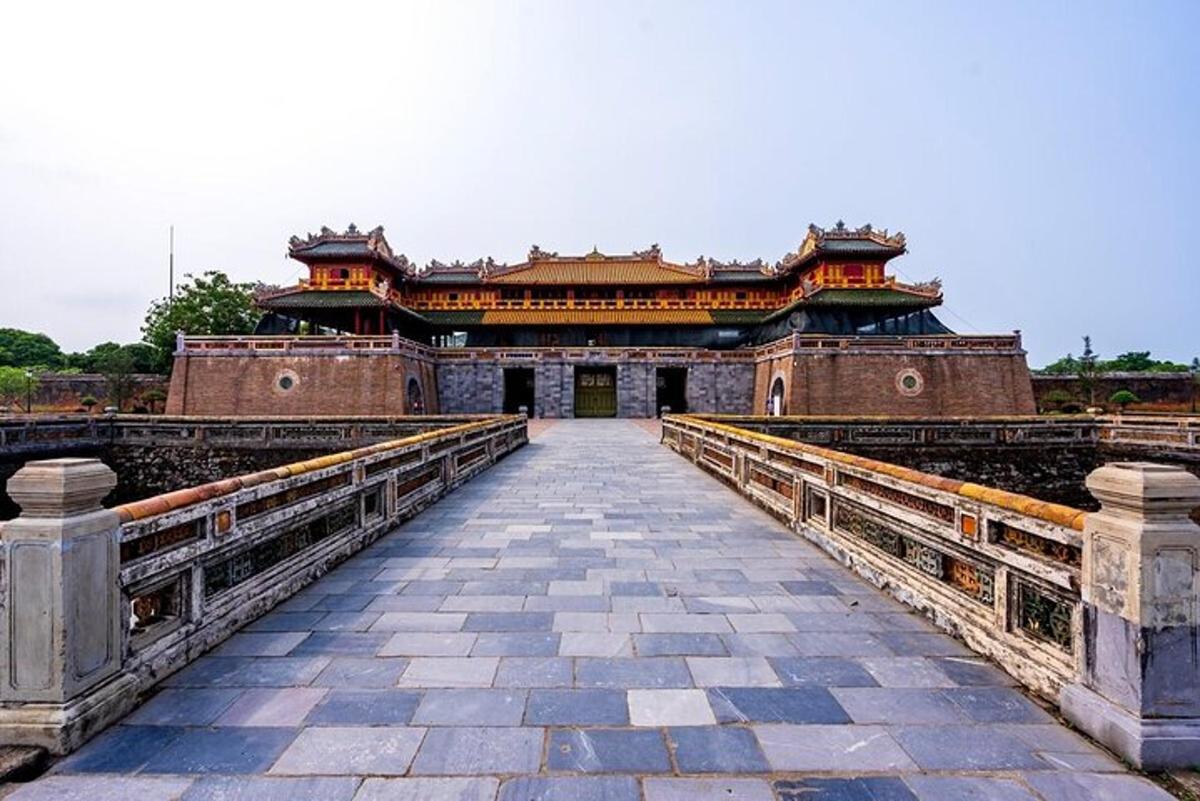 một cây cầu bắc qua sông có một tòa nhà
