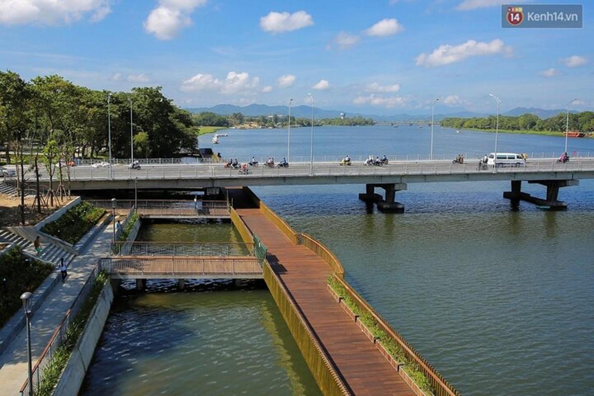 isang tulay sa ibabaw ng isang anyong tubig na may mga tao dito