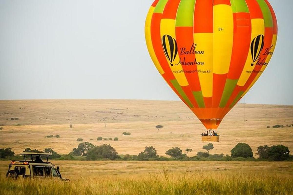 una mongolfiera che vola sopra un campo