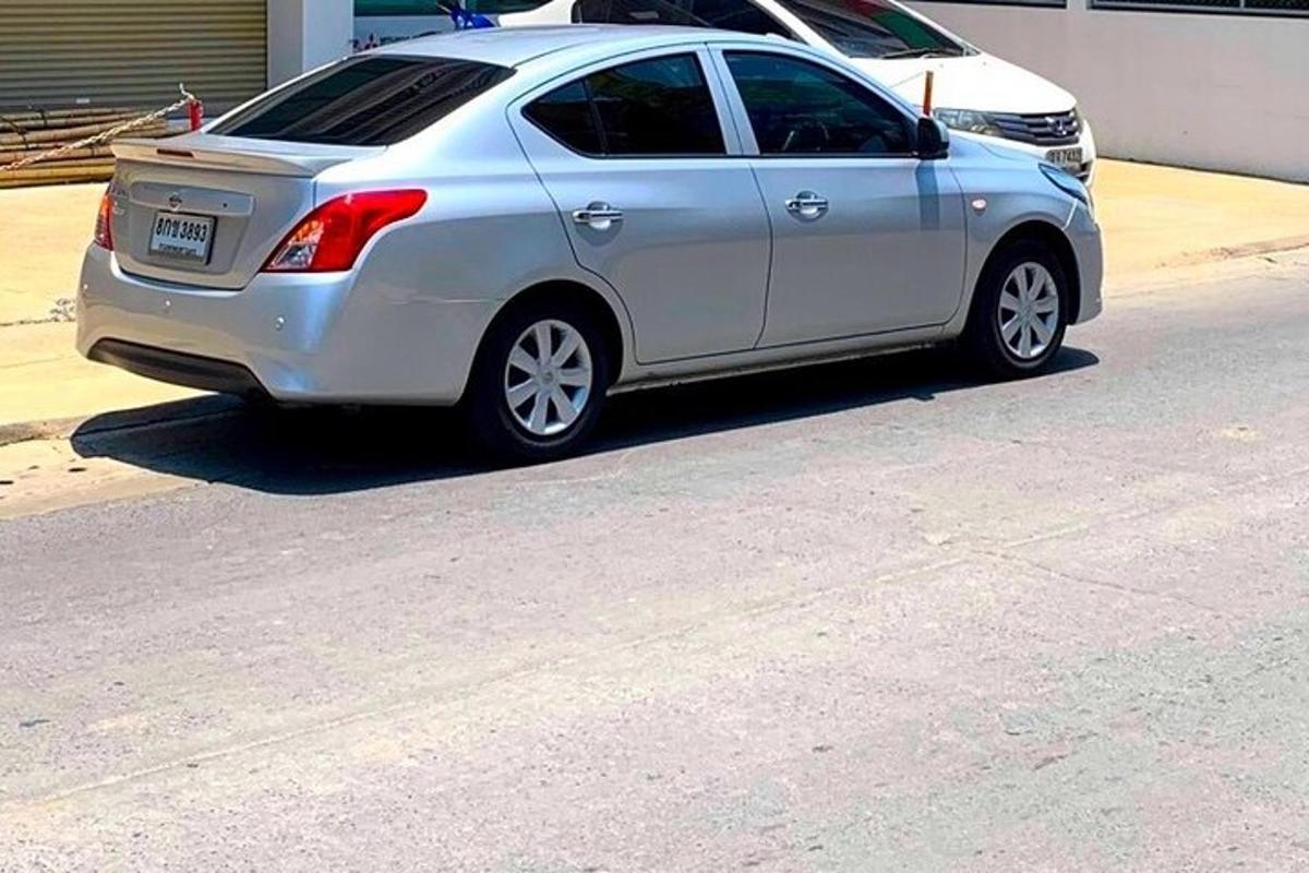 um carro prateado estacionado na beira de uma rua