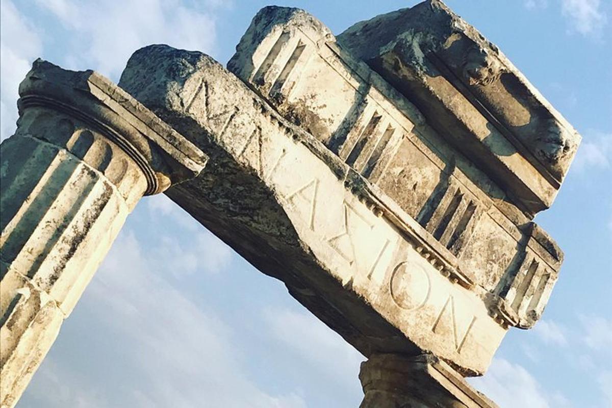 una statua di una croce con il cielo sullo sfondo