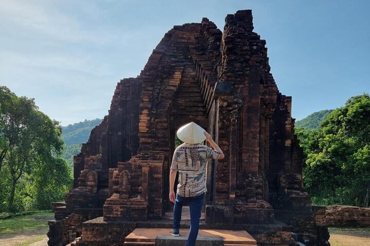 una persona che indossa un cappello in piedi davanti a un tempio
