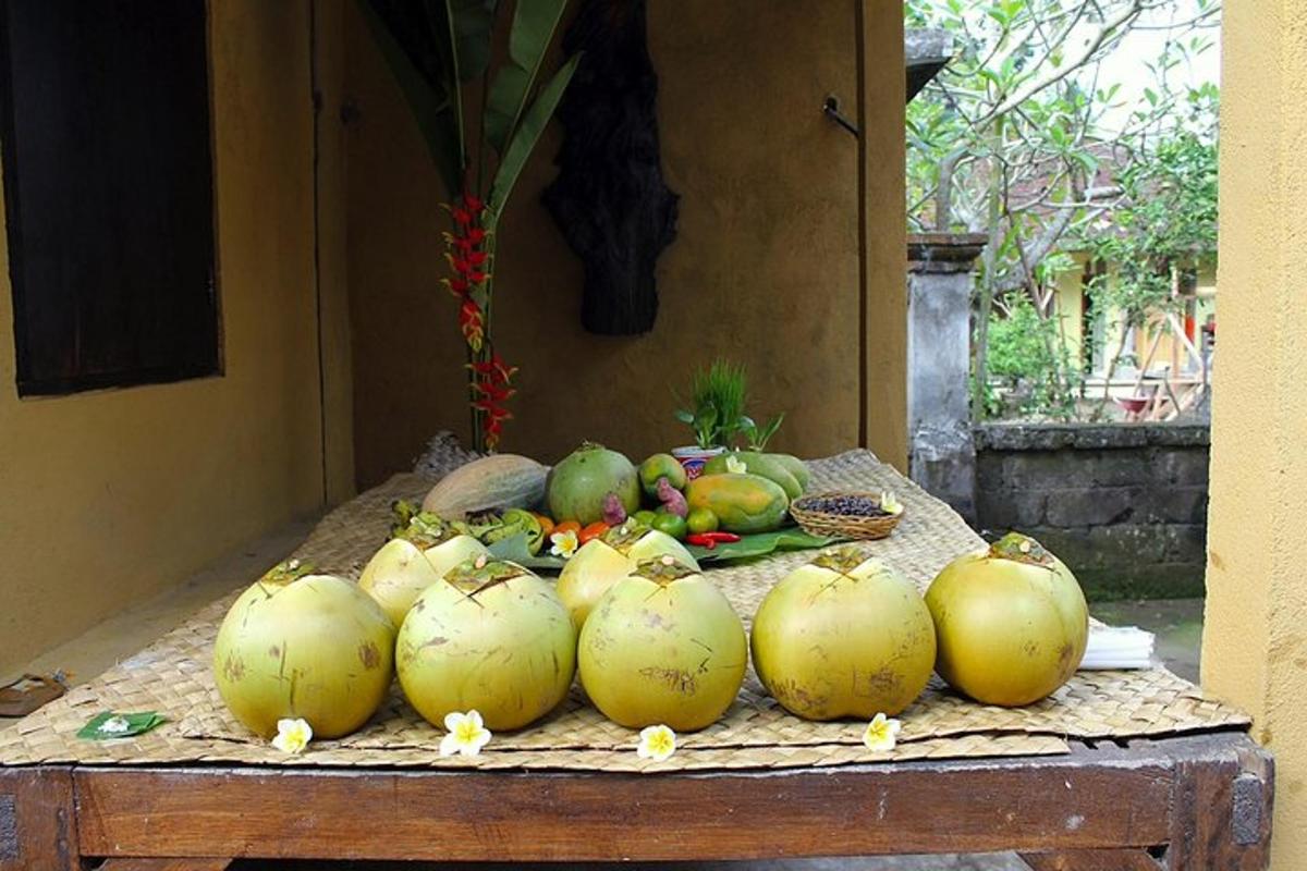 un munt de fruita assegut sobre una taula