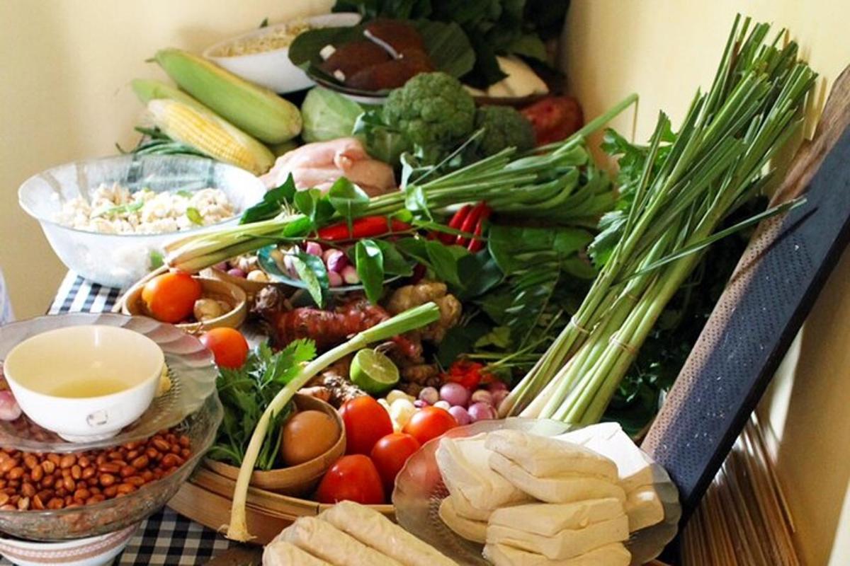 una taula coberta amb moltes verdures i altres aliments