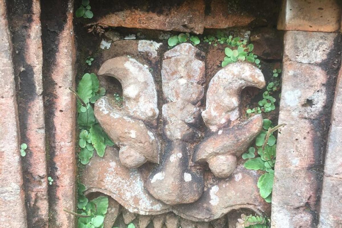 o statuie a unei păsări și a doi iepuri pe un perete
