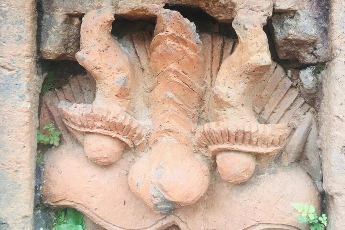 una scultura in pietra di due conigli su un muro