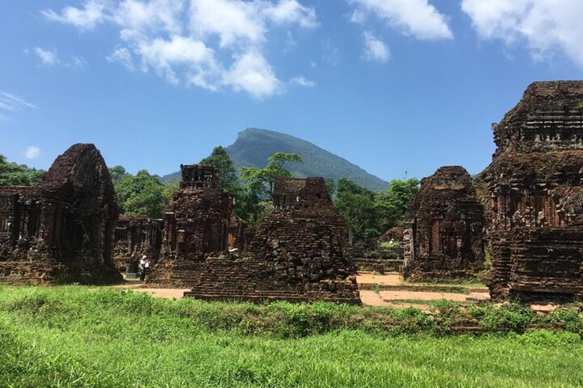 una vista di un antico tempio con le montagne sullo sfondo