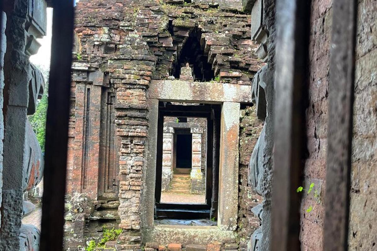 một tòa nhà gạch cũ có một lối vào