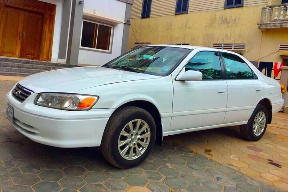 bílé auto zaparkované před budovou