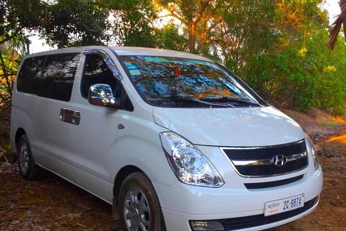 sebuah van putih diletakkan di atas jalan tanah