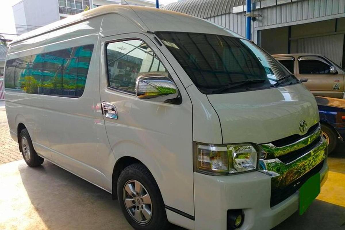 un furgone bianco è parcheggiato in un garage