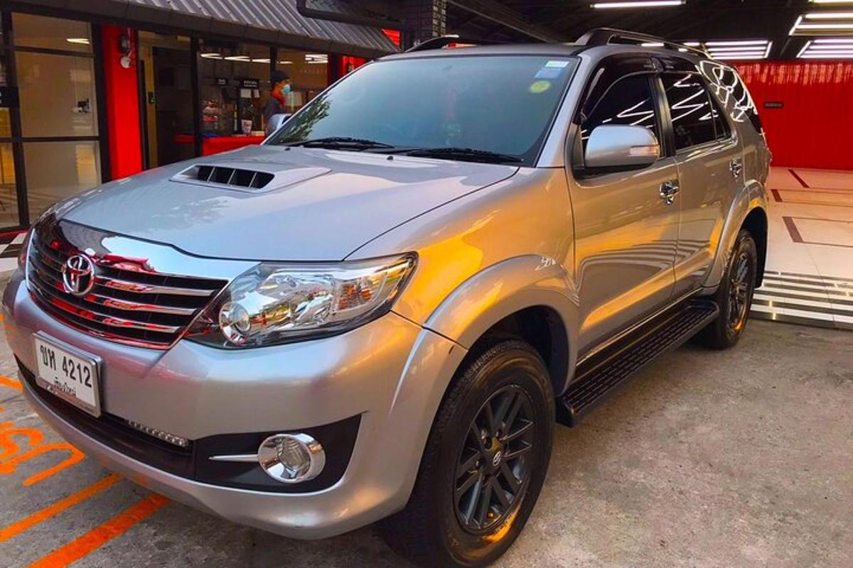 stříbrné SUV zaparkované na parkovišti