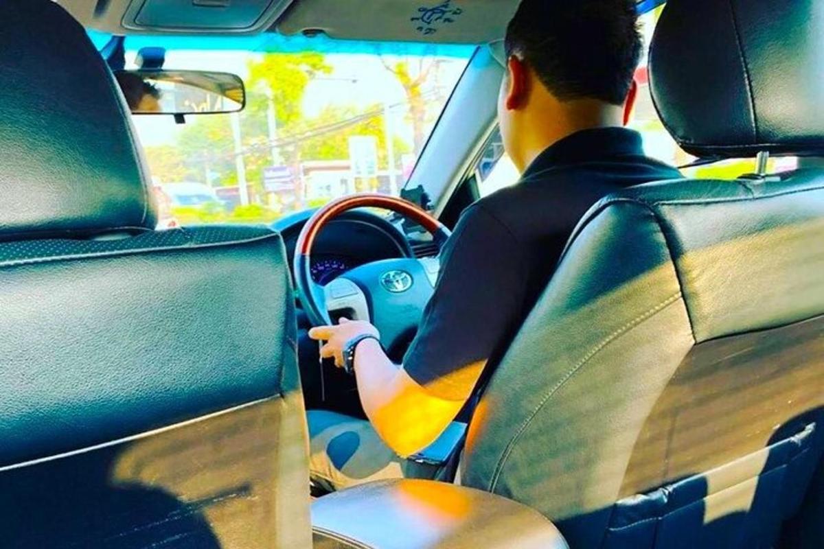 ένας άντρας που κάθεται σε ένα αυτοκίνητο και οδηγεί