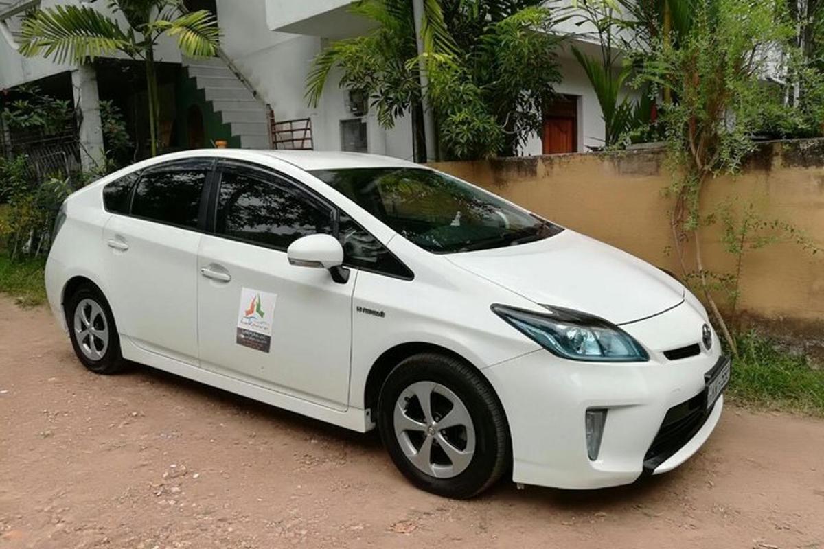bílé auto zaparkované před domem