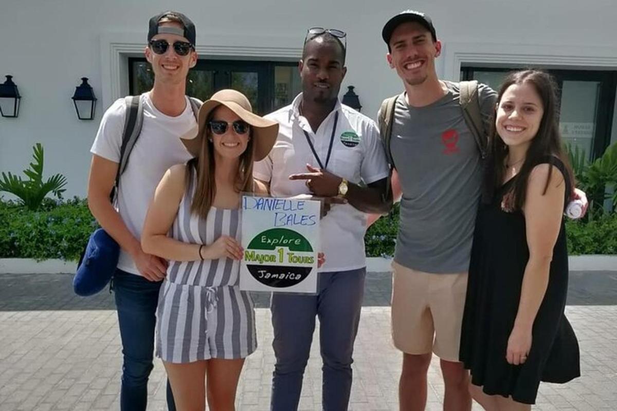 un gruppo di persone che posano per una foto