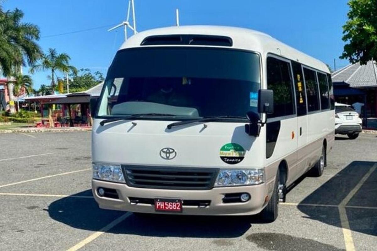 un autobus bianco parcheggiato in un parcheggio