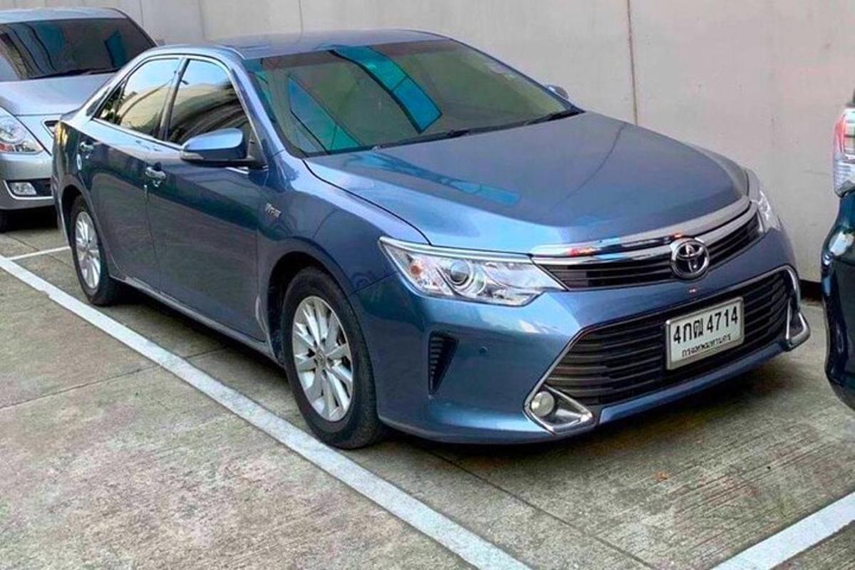 Un coche azul estacionado en un estacionamiento