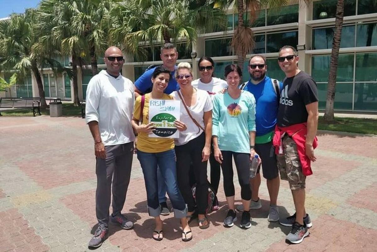 um grupo de pessoas posando para uma foto com um bolo