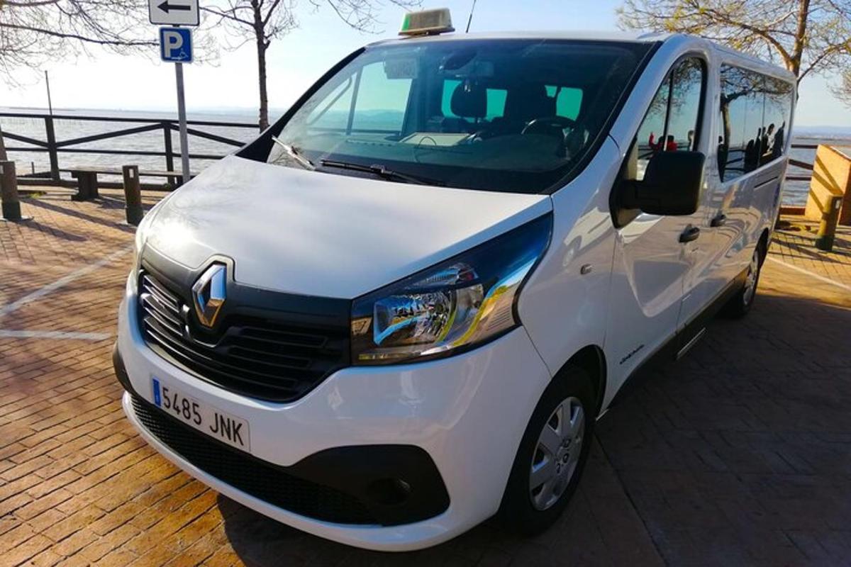 una camioneta blanca estacionada al lado del agua