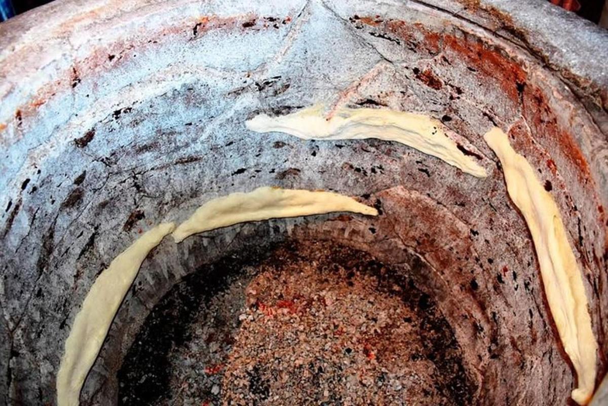 ένας πυροσβεστικός κρουνός που έχει πάνω του κάποια τροφή