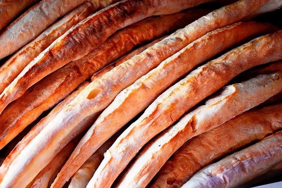ένα σωρό λουκάνικα το ένα δίπλα στο άλλο
