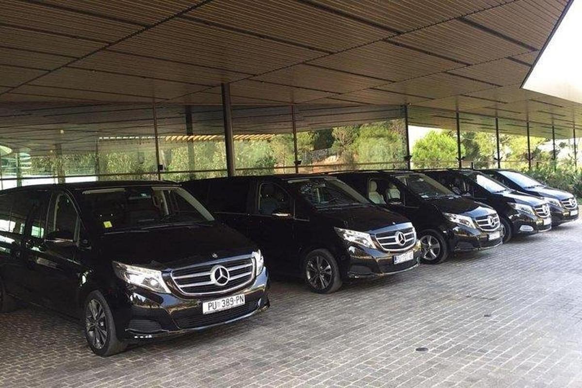 deretan kereta yang diletakkan di tempat letak kereta