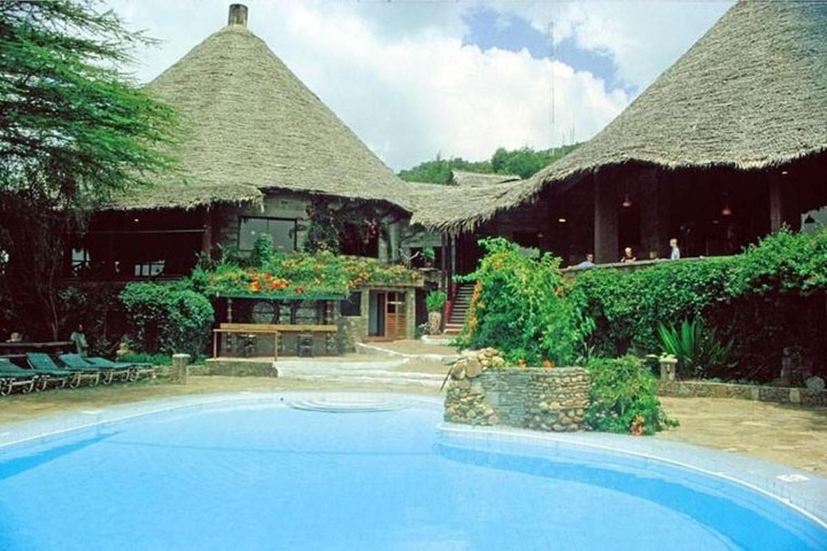 ein Resort mit einem Swimmingpool vor einem Gebäude