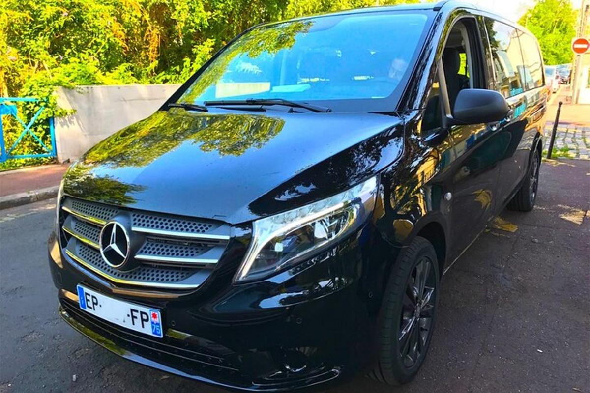 駐車場に駐車されたメルセデス・ベンツのSUV
