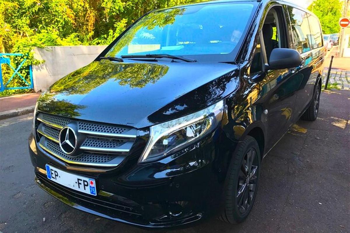 автомобіль Mercedes Benz, припаркований на парковці