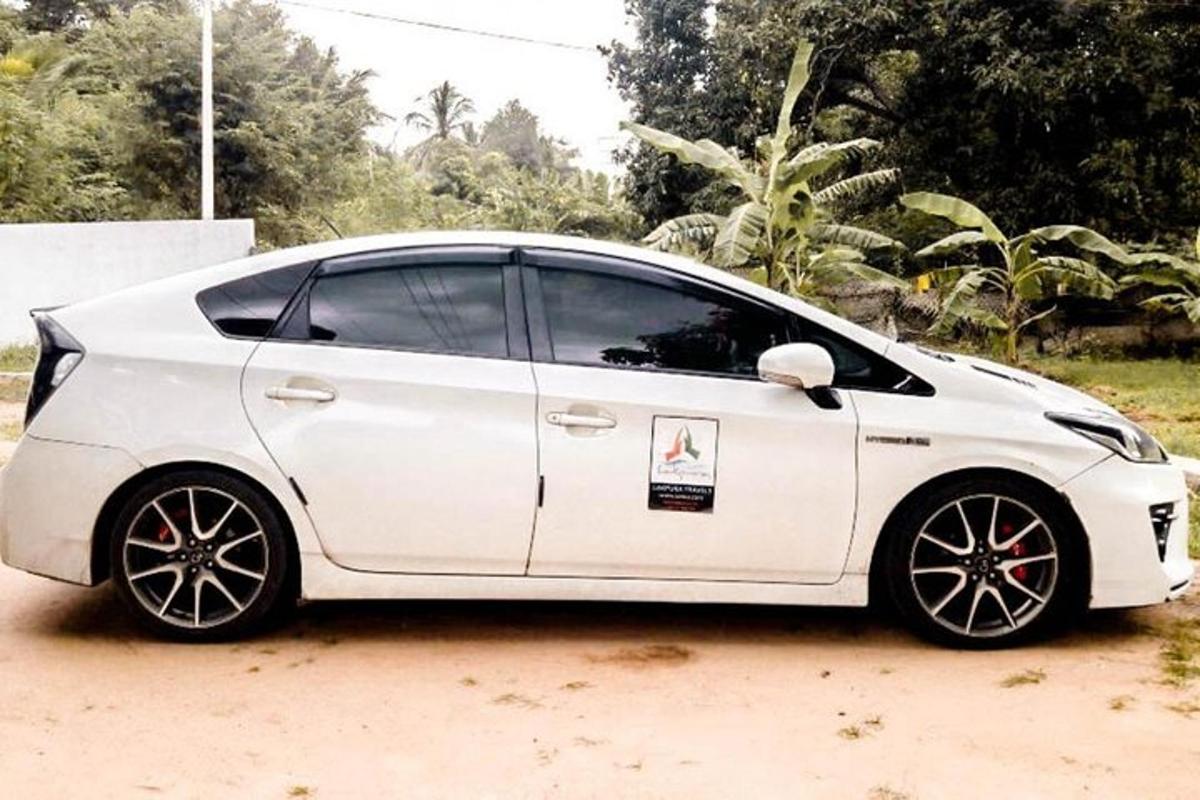 một chiếc xe màu trắng có dán nhãn ở bên hông