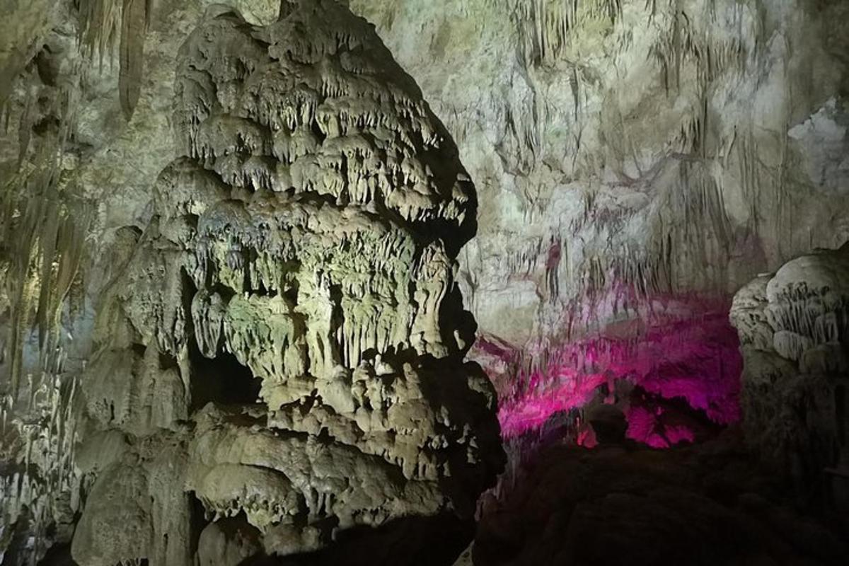 una grotta con vernice rosa sul lato