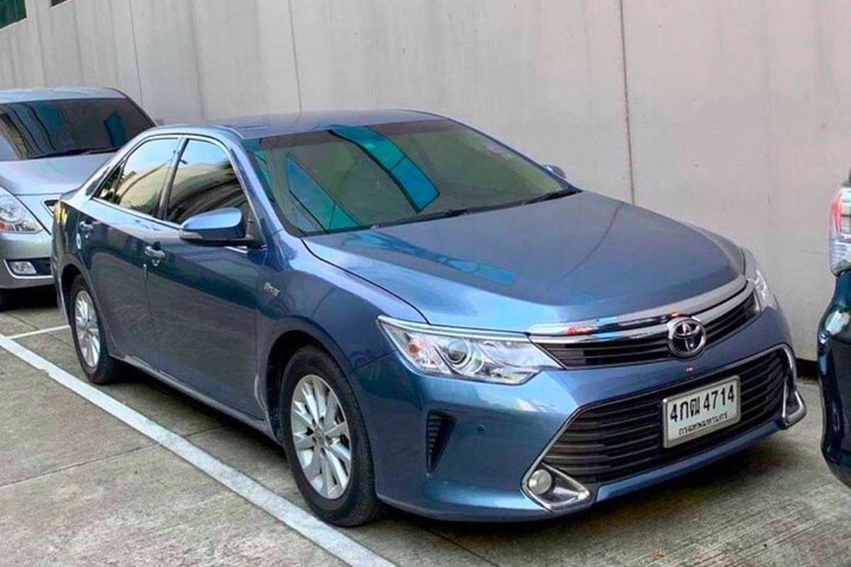 sebuah kereta berwarna biru diletakkan di tempat letak kereta