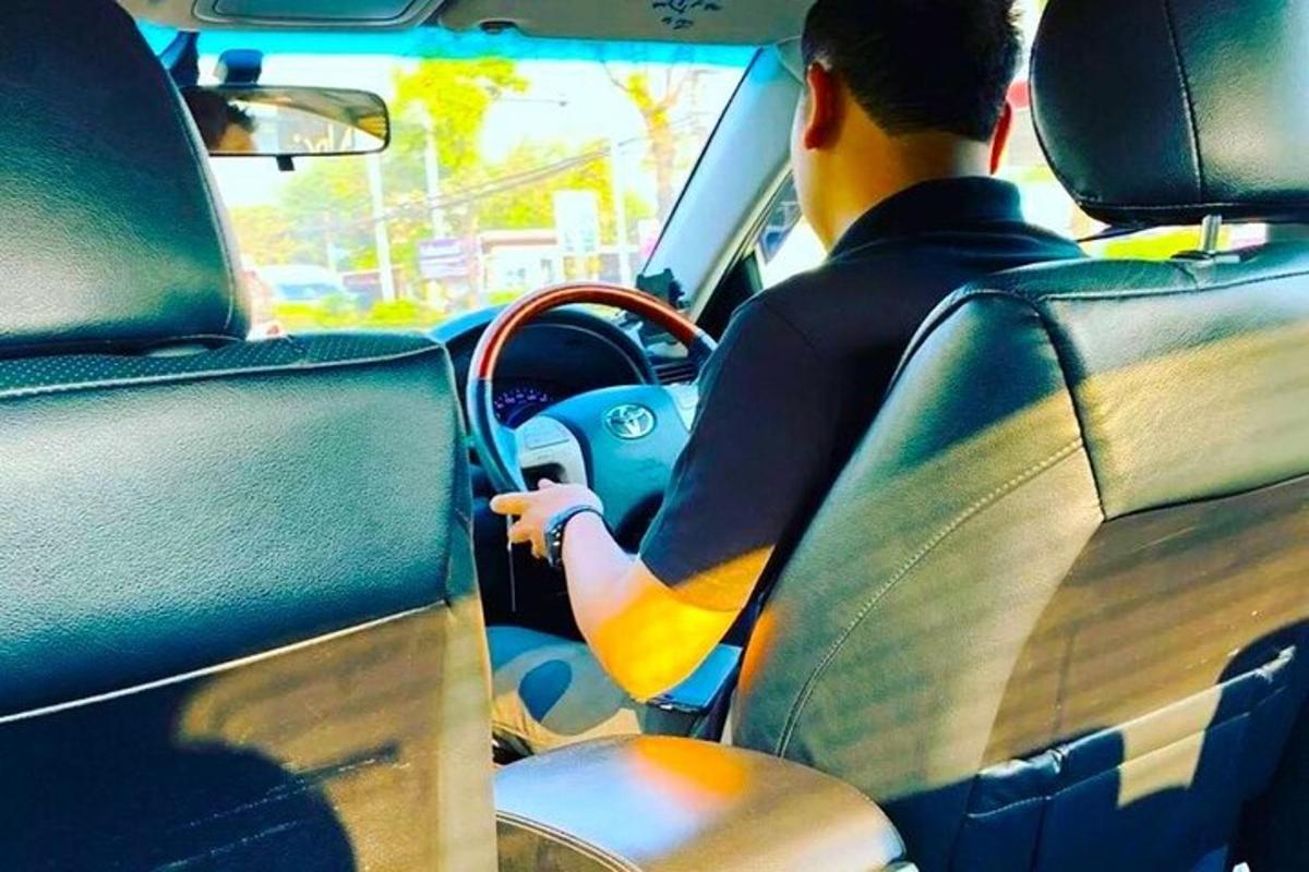 ένας άντρας κάθεται σε ένα αυτοκίνητο