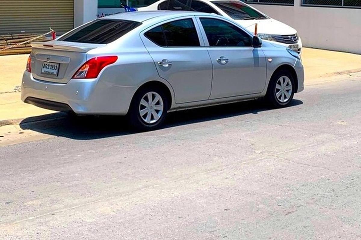 Un coche plateado aparcado al costado de una calle
