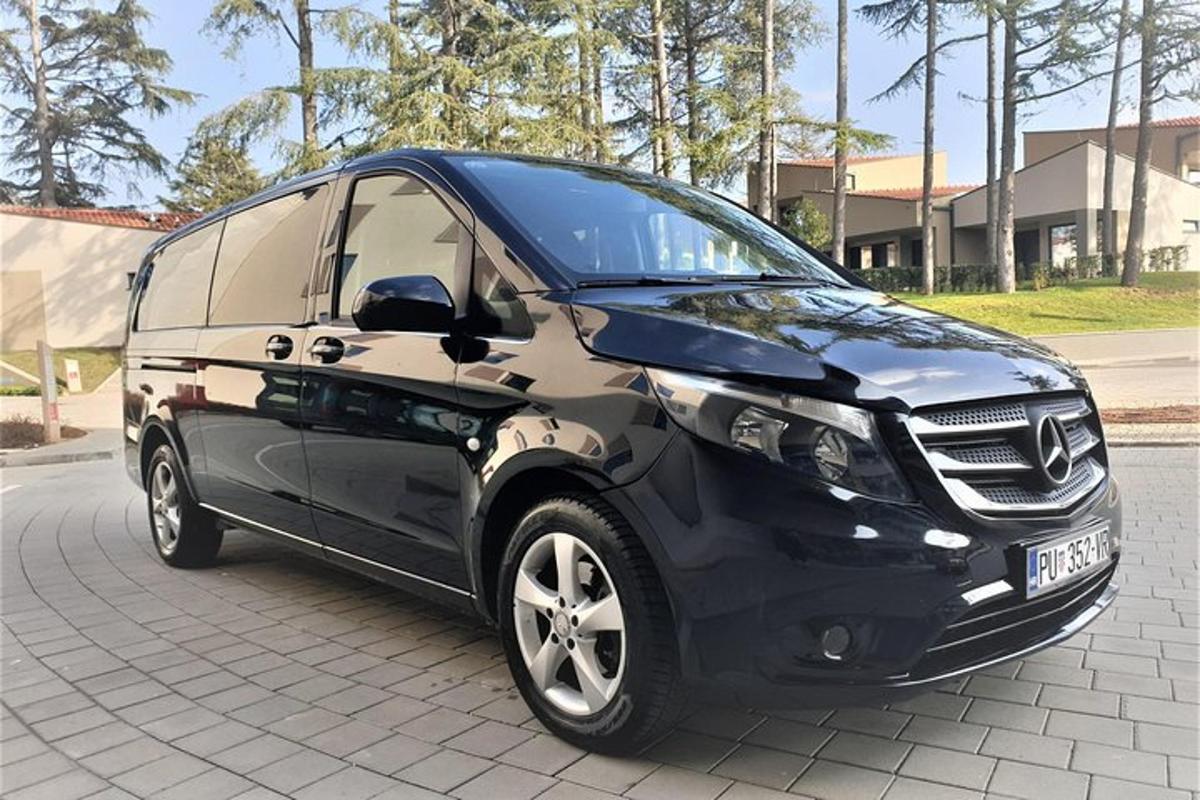 un'auto nera è parcheggiata su una strada