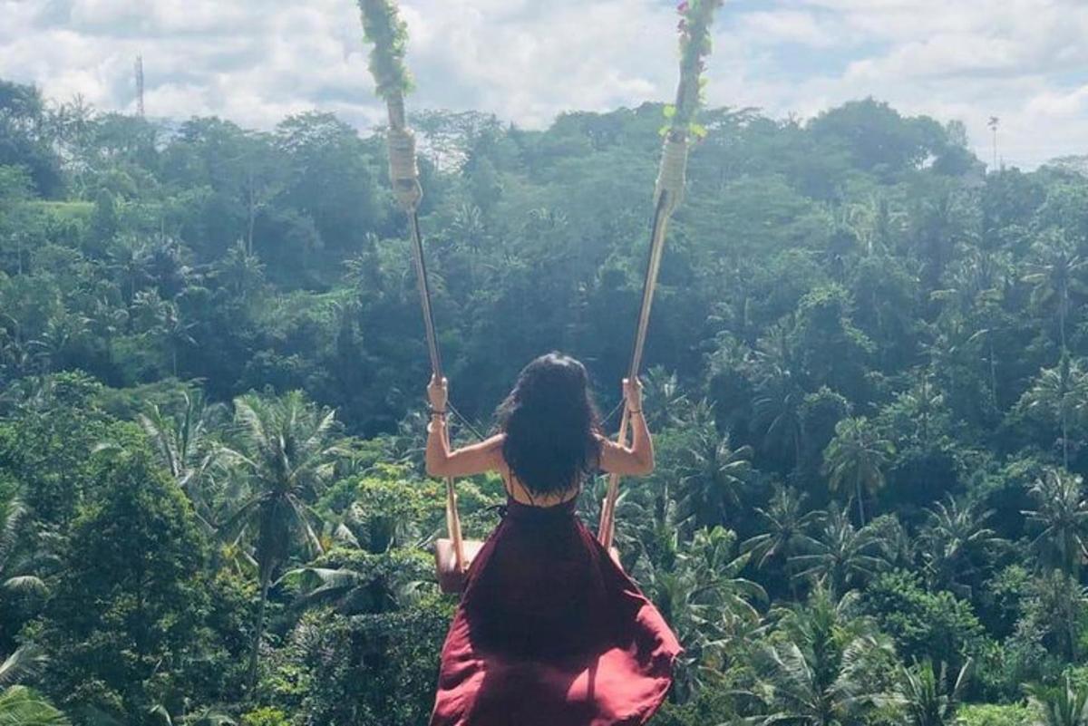 một người phụ nữ trên xích đu trong rừng