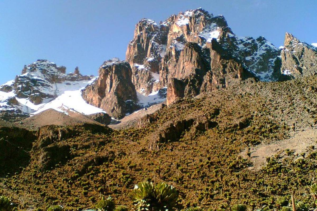 una montagna con la neve in cima