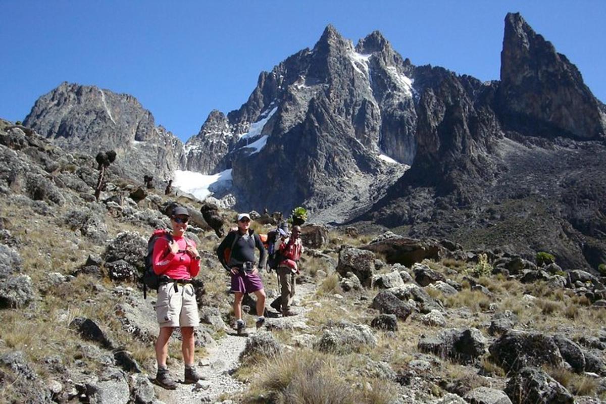 un gruppo di persone che camminano su un sentiero di montagna