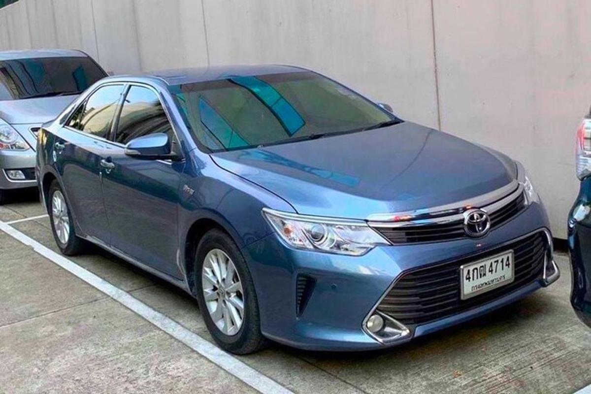 Un coche azul estacionado en un estacionamiento