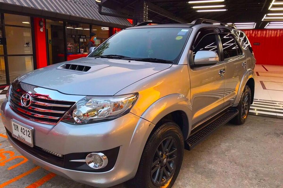 Una camioneta plateada estacionada en un estacionamiento