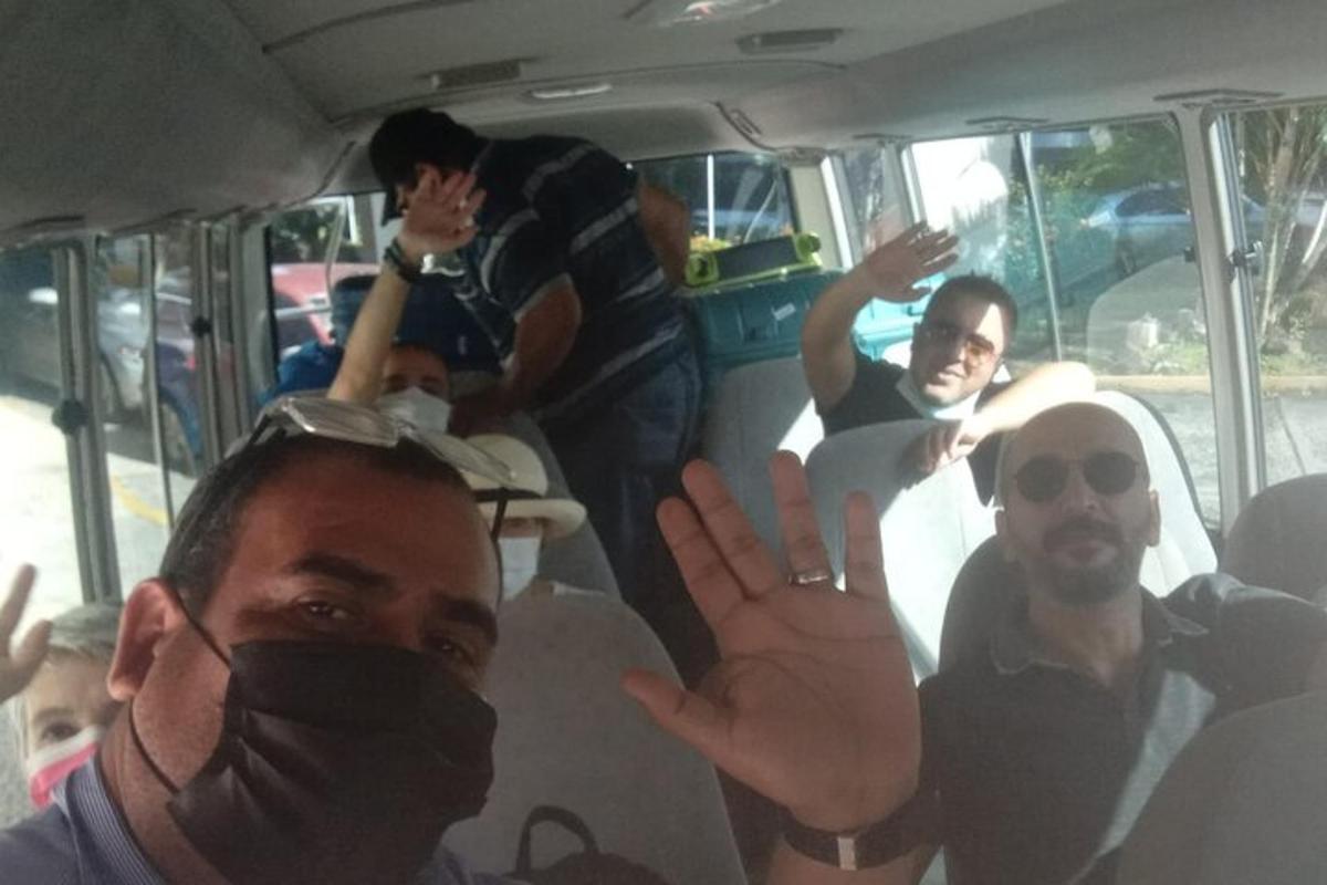 un grup de persones assegudes a la part posterior d'un autobús