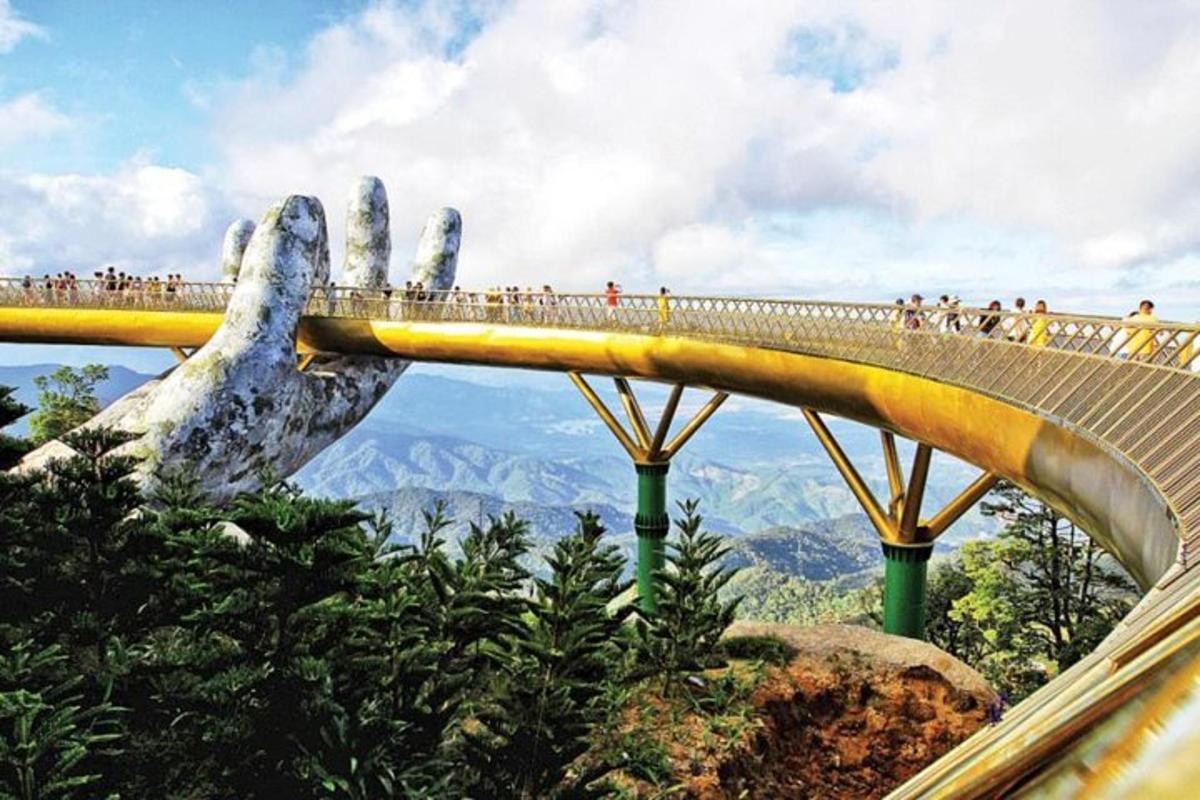 un ponte con una grande mano protesa verso le persone