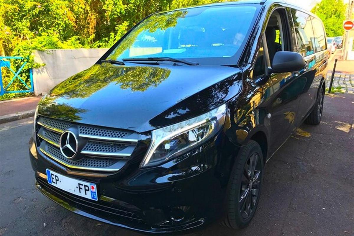 un'auto nera parcheggiata in un parcheggio