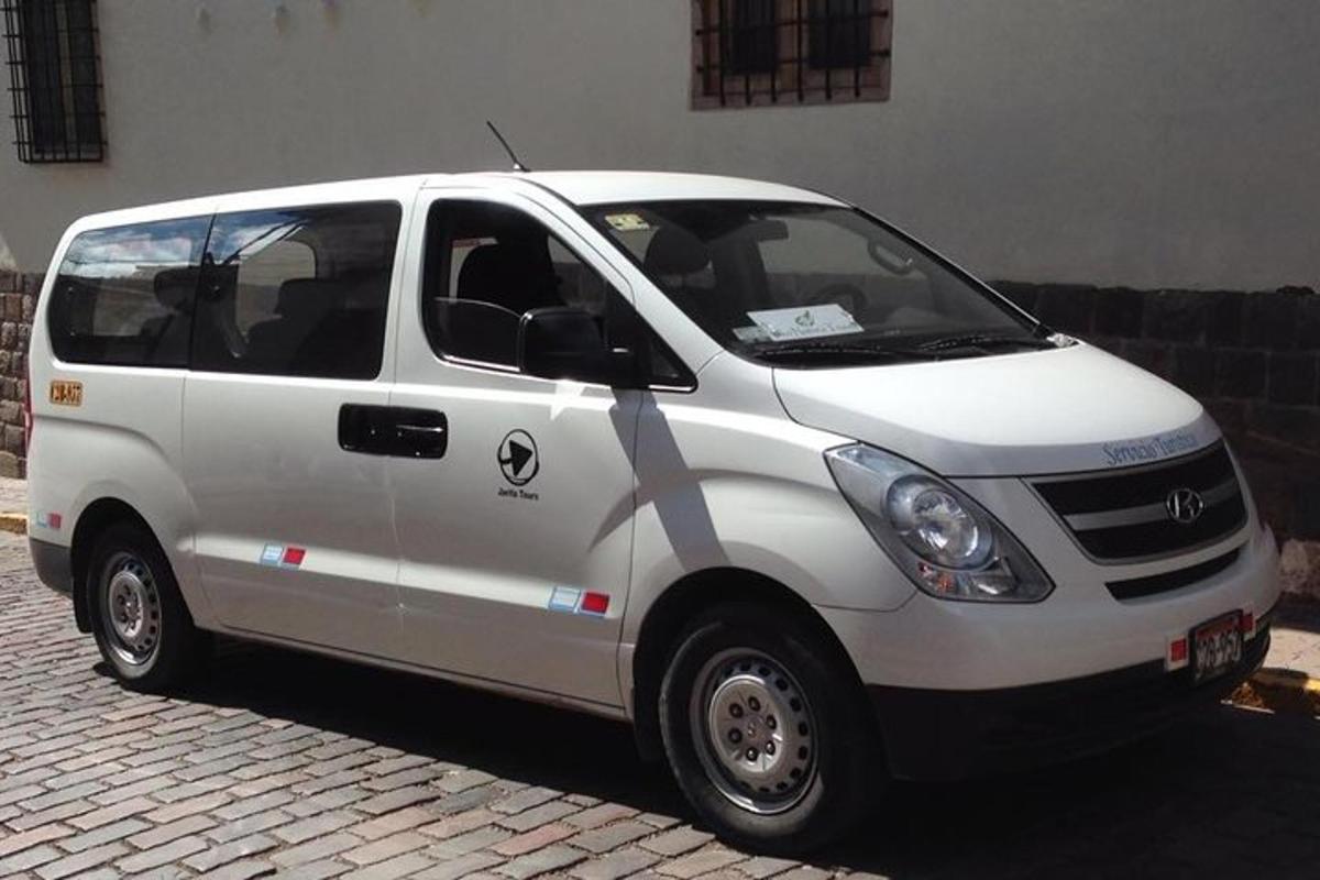 un furgone bianco parcheggiato su una strada di mattoni
