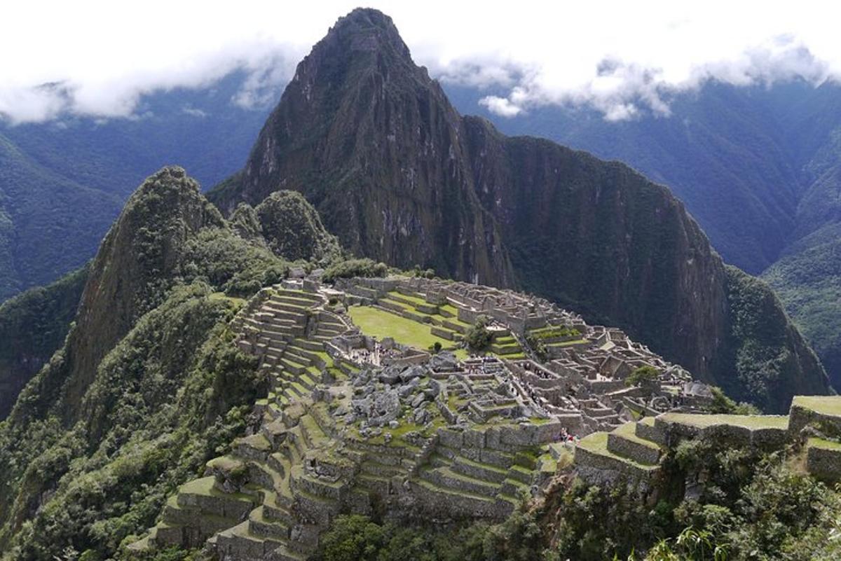 un'antica città sul fianco di una montagna
