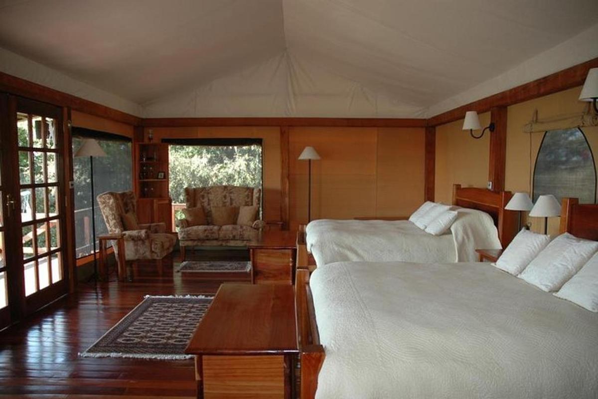 Un dormitorio con dos camas y una sala de estar.