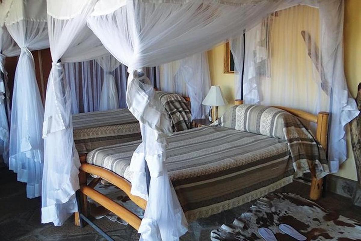 ein Schlafzimmer mit einem Himmelbett